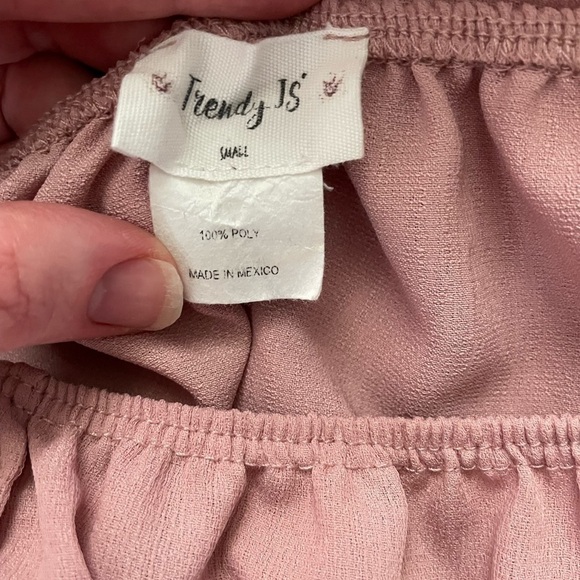 TRENDY IS made in Mexico 100%polyester pink off the shoulder blouse with buttons - Picture 6 of 6